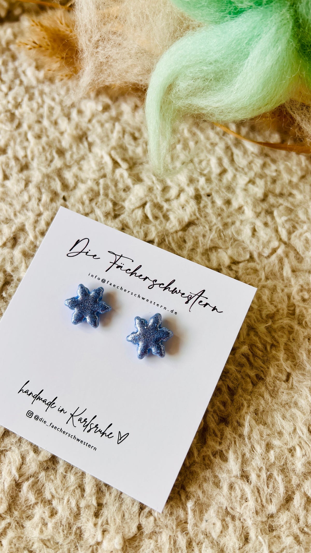 Holiday Season 🎄 | Schneeflocken- Ohrstecker eisblau