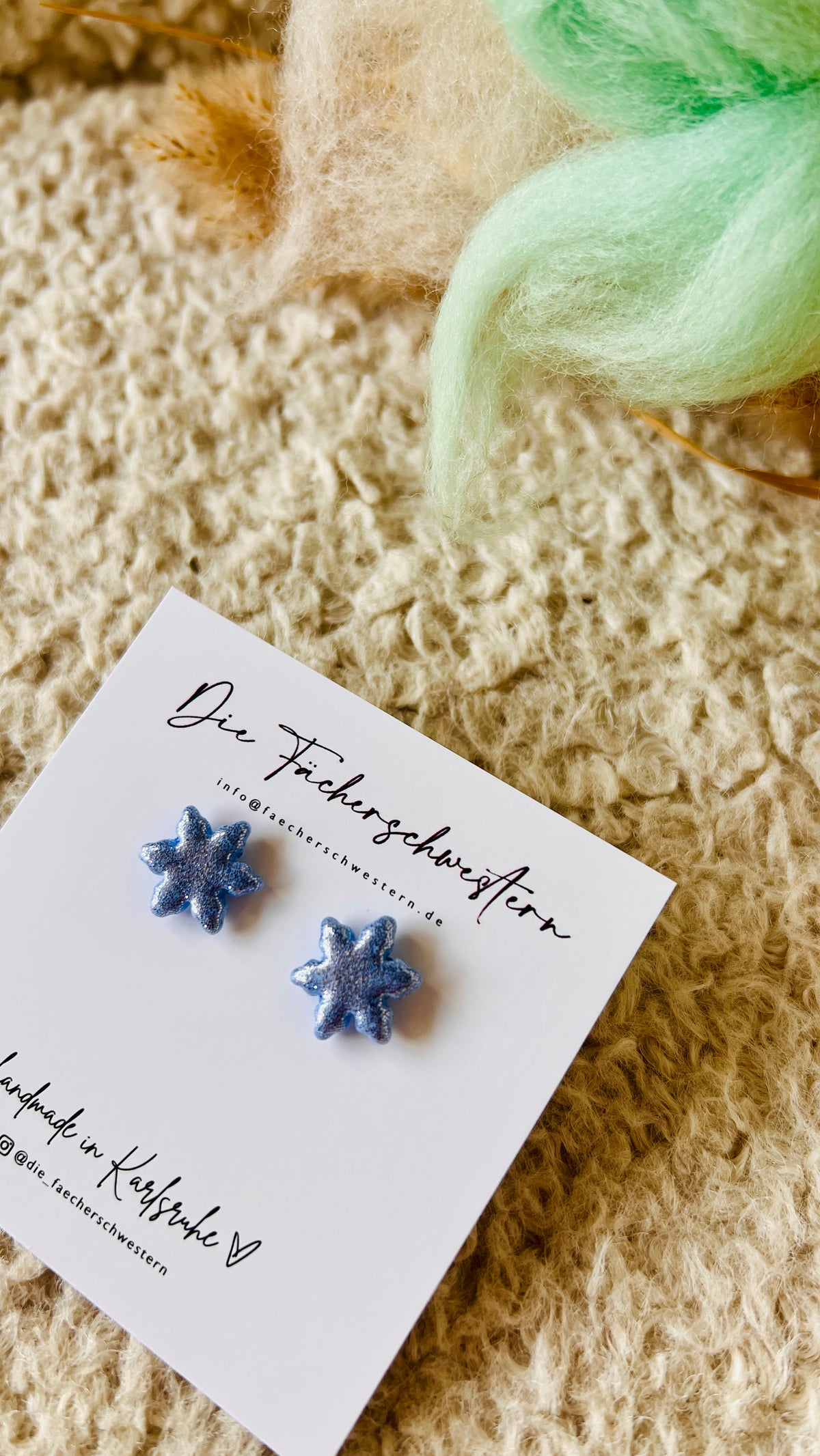 Holiday Season 🎄 | Schneeflocken- Ohrstecker eisblau